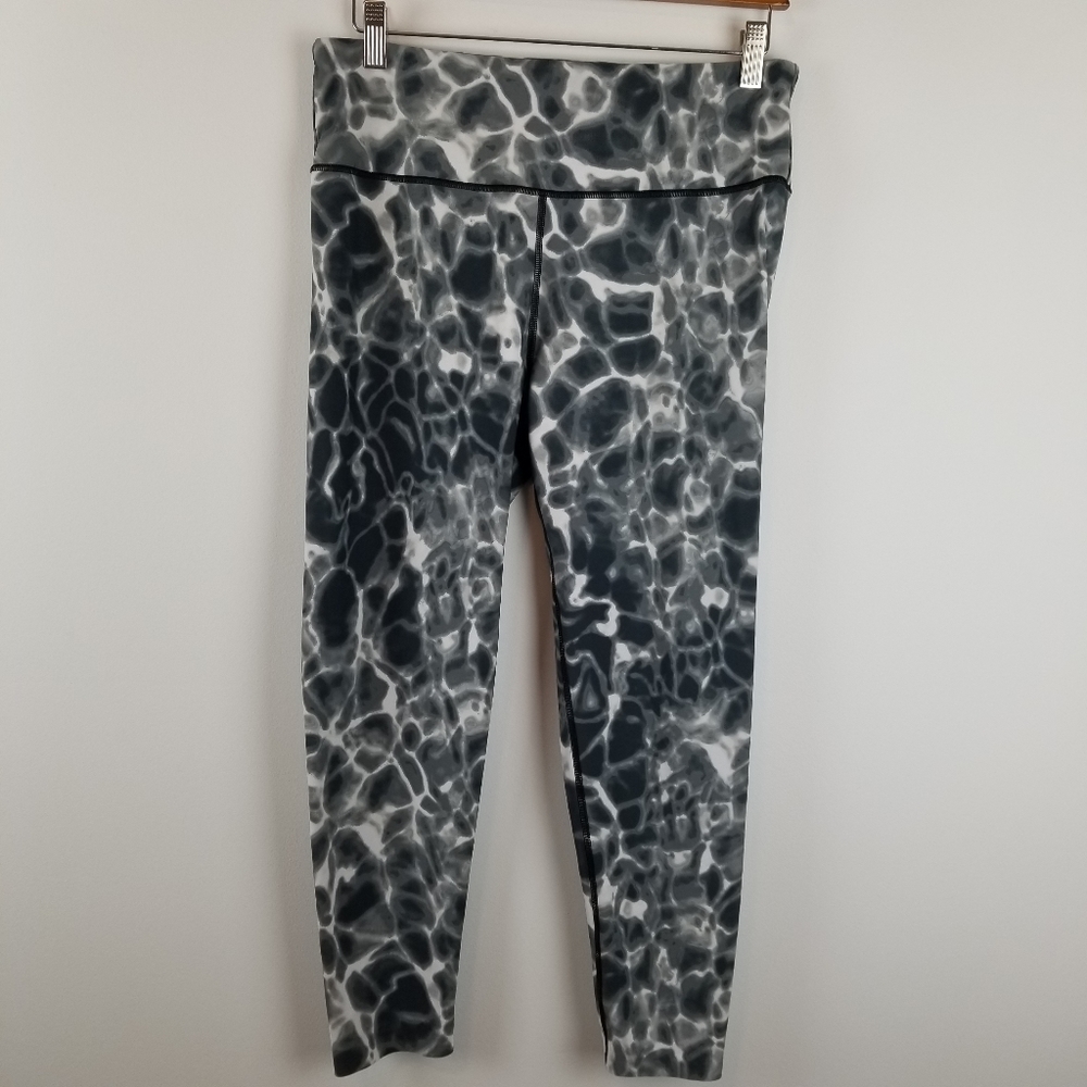 Victoria Sport Black/White Leggings Size‎ Large